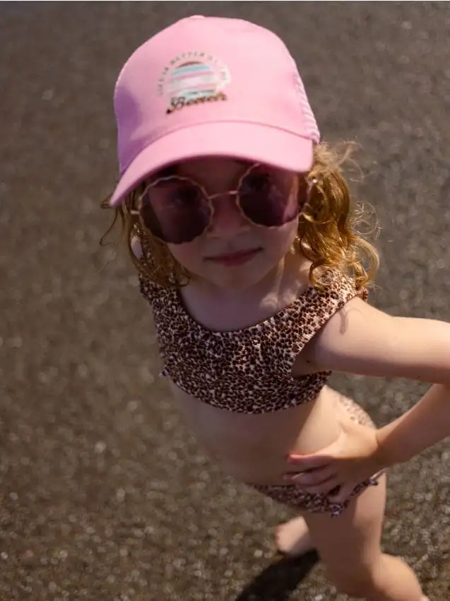 Cappello con visiera e applicazione Colore rosa pastello