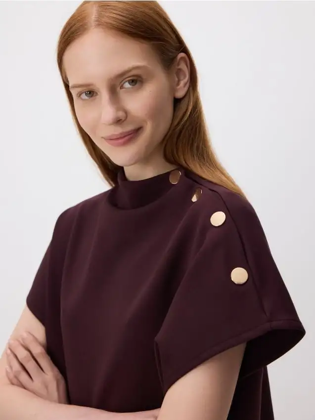 Blusa con bottoni decorativi Colore viola scuro