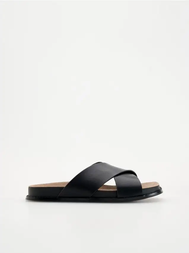 Ciabatte con cinturini in pelle Colore nero