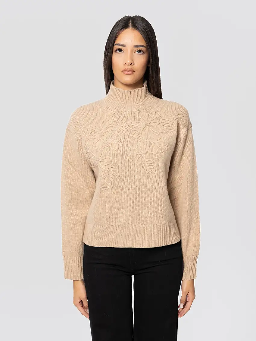 Maglia Collo Alto con Ricami in Lana Cammello