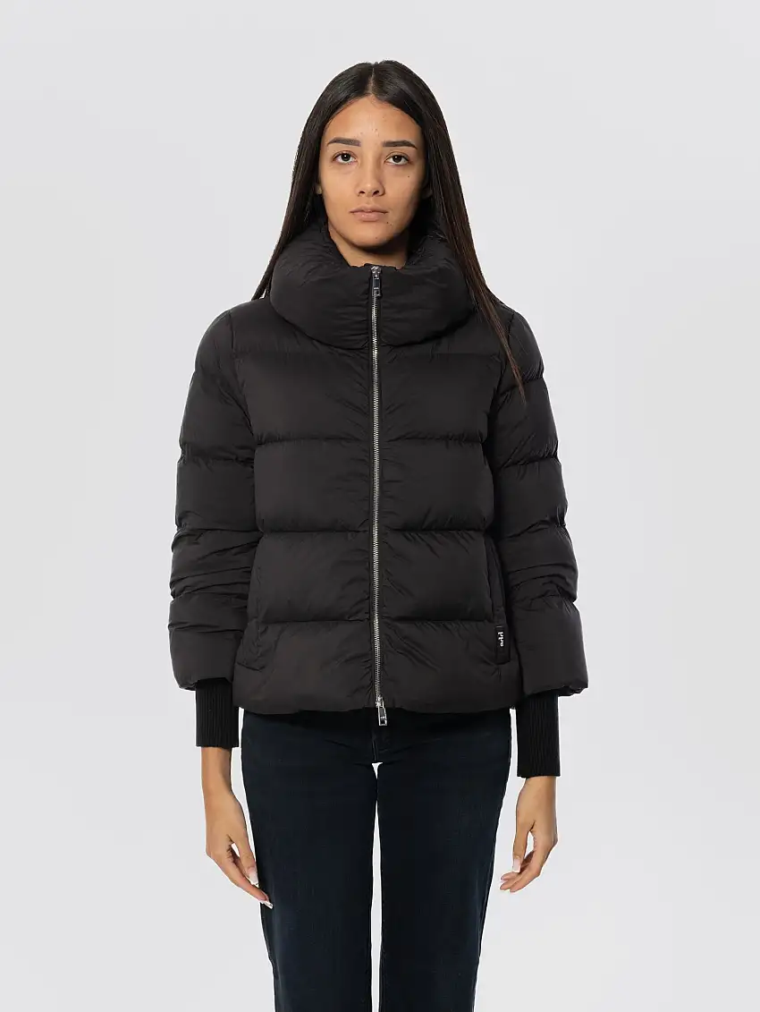 Piumino Corto con Collo Alto Nero