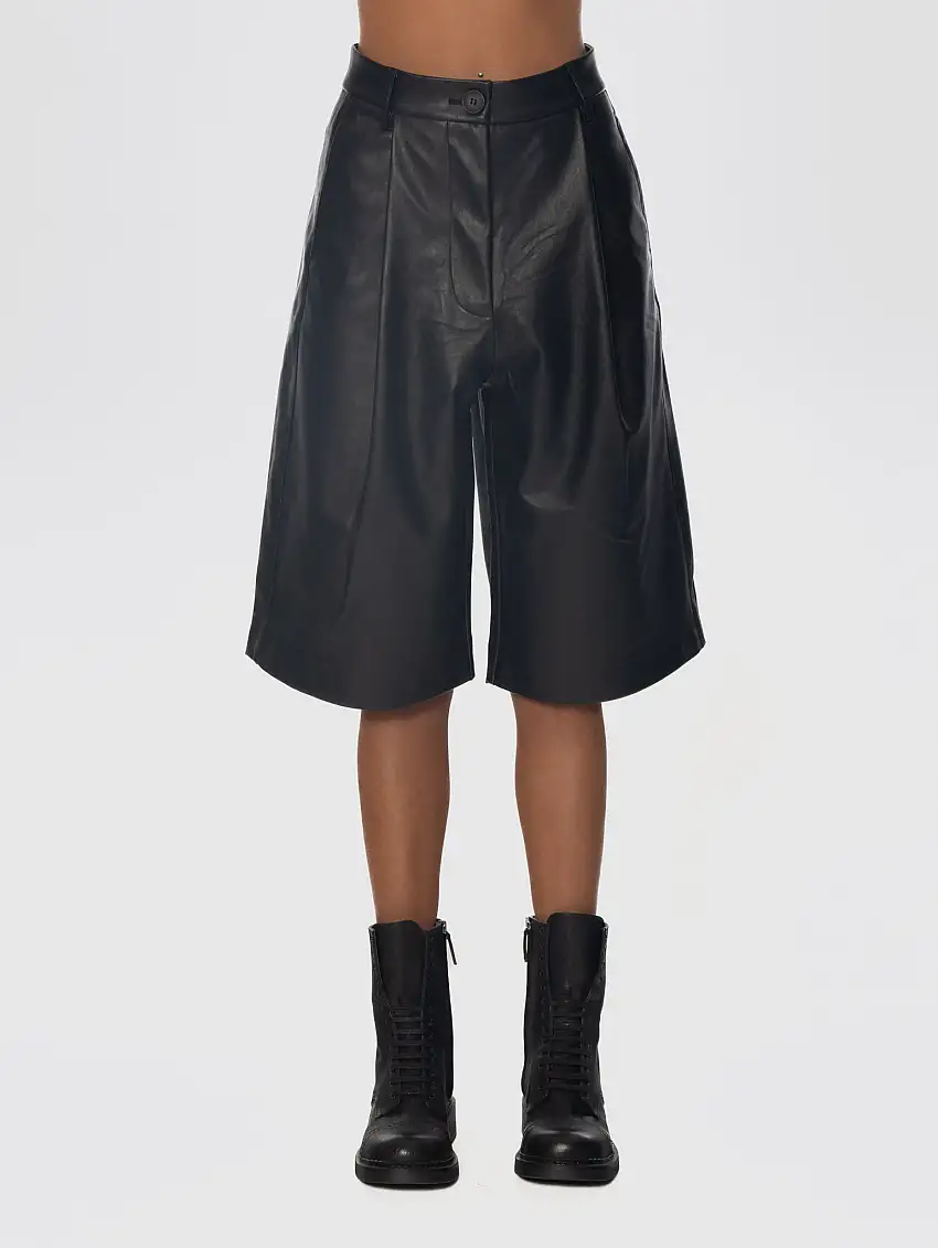 Bermuda in Eco Pelle con Pinces Nero