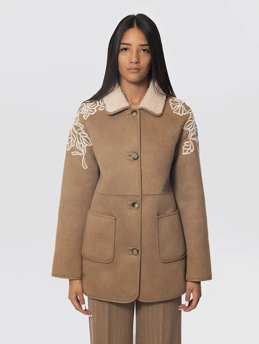Cappotto in Montone Ecologico con Ricami Cammello