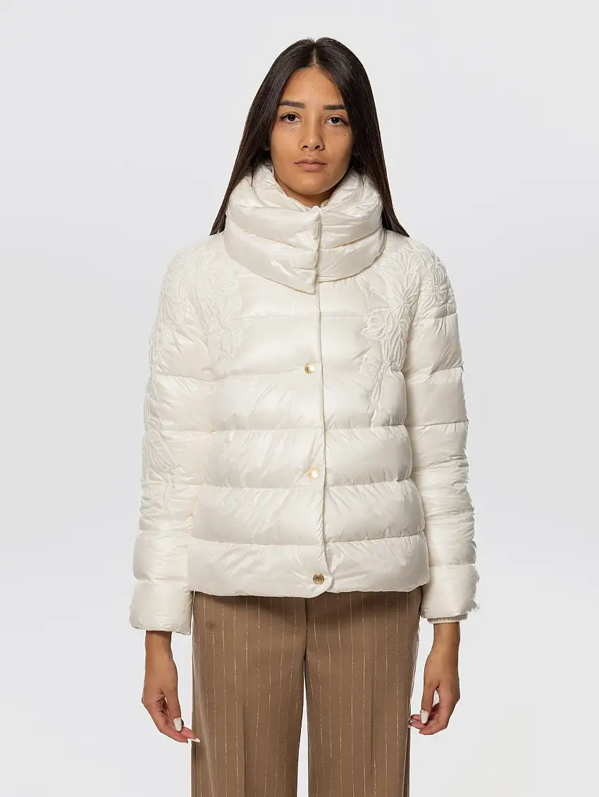 Piumino con Doppio Collo e Ricami Floreali Ecrù