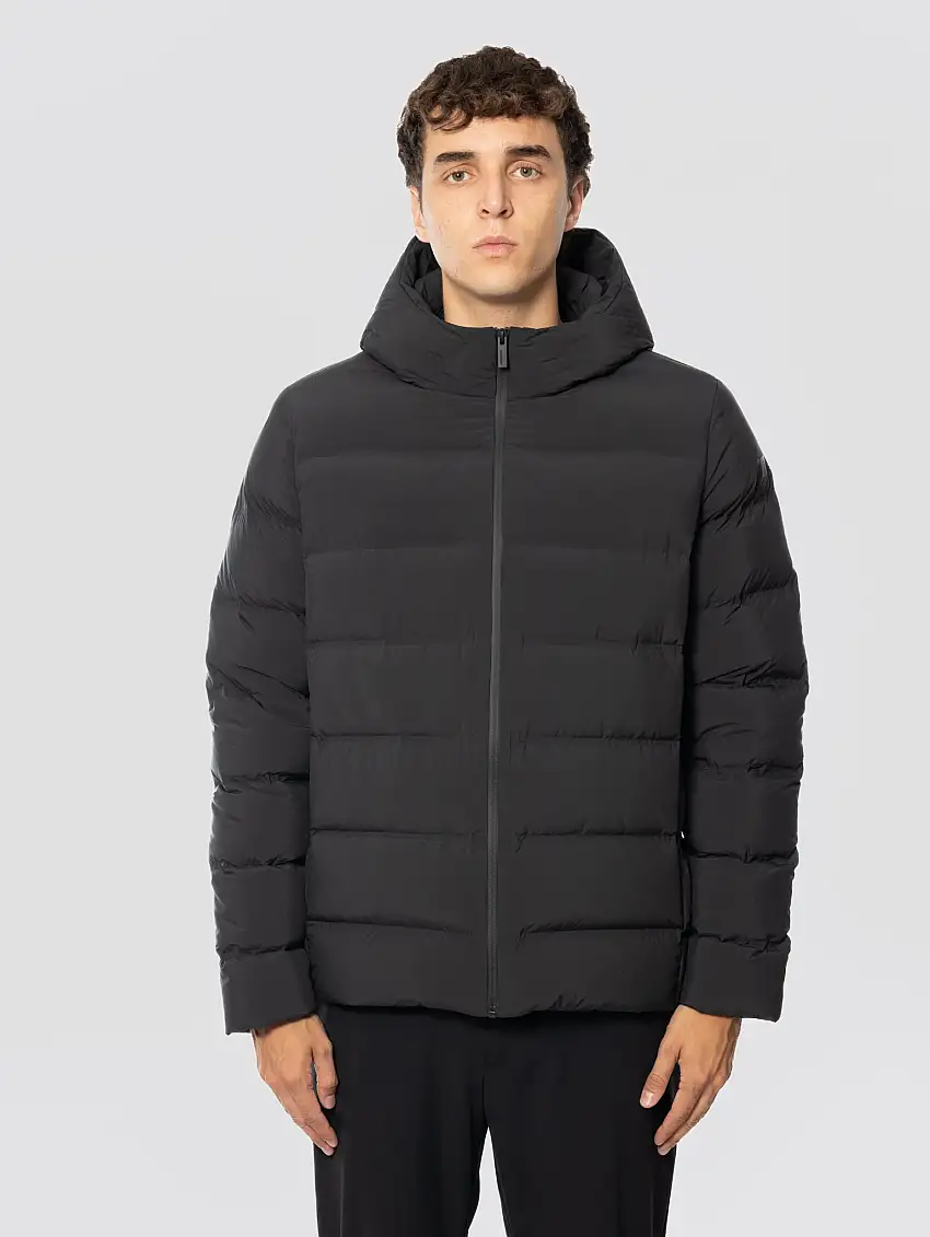 Piumino di Media Lunghezza con Cappuccio Nero