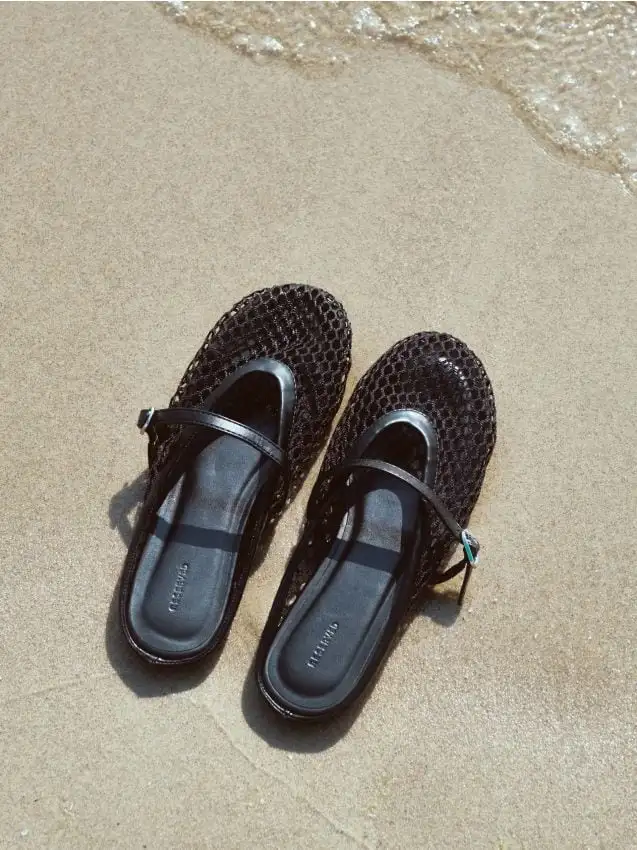 Mules traforati con cinturino Colore nero