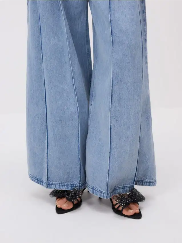 Sandali con tacco e fiocchi Colore nero