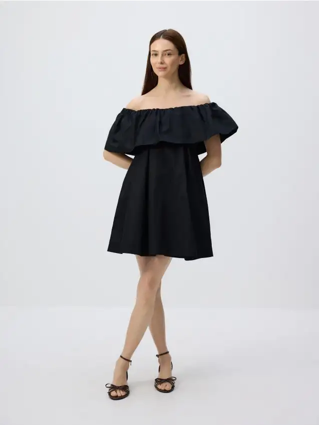 Abito con spalle scoperte Colore nero