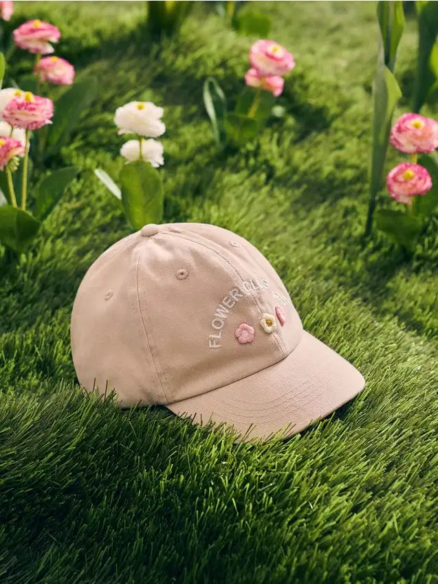 Cappello con visiera e ricamo Colore nude