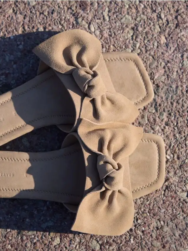 Ciabatte in camoscio con fiocco Colore beige