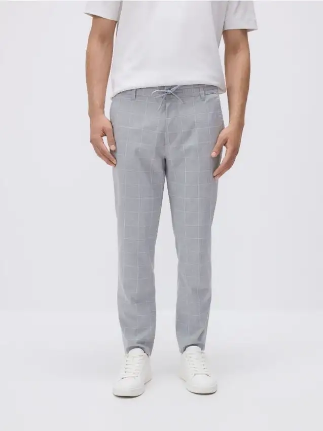 Pantaloni slim carrot a quadri Colore grigio chiaro