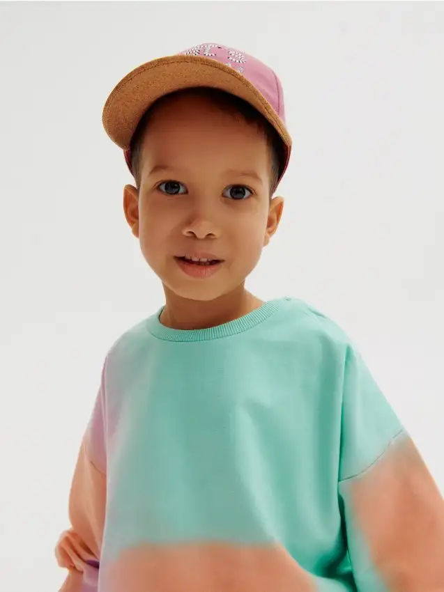 Cappello con visiera e ricamo Colore maroon