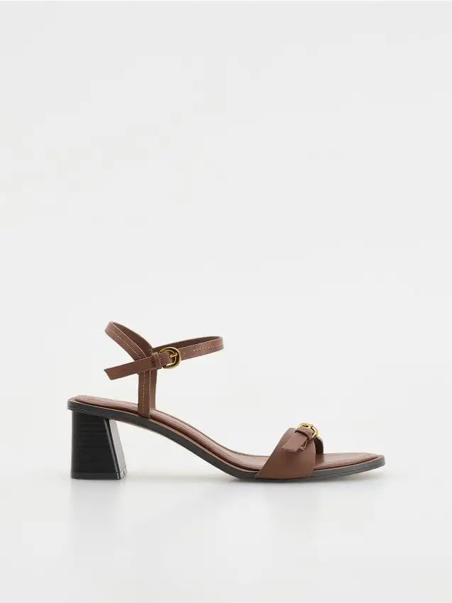 Sandali in pelle con tacco largo Colore marrone