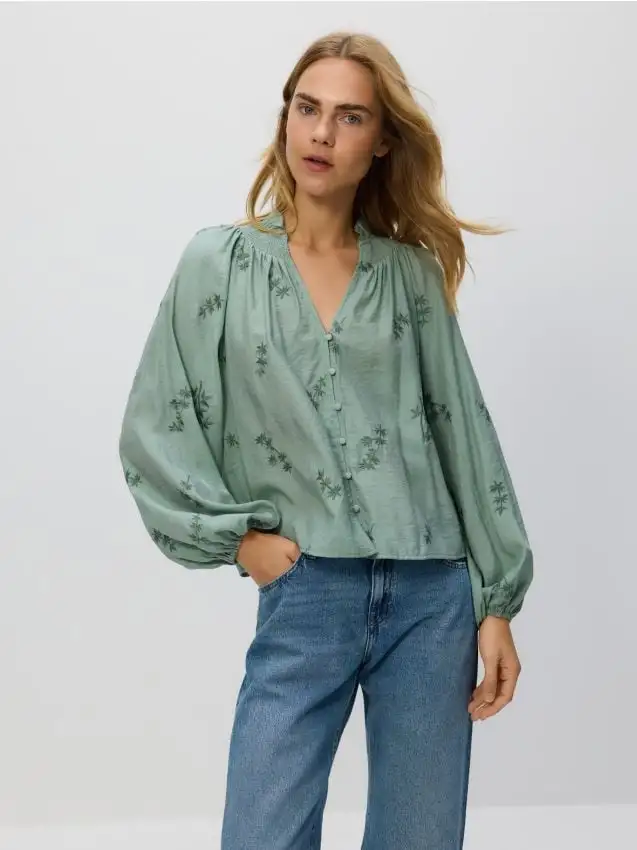 Camicia con ricamo Colore verde chiaro