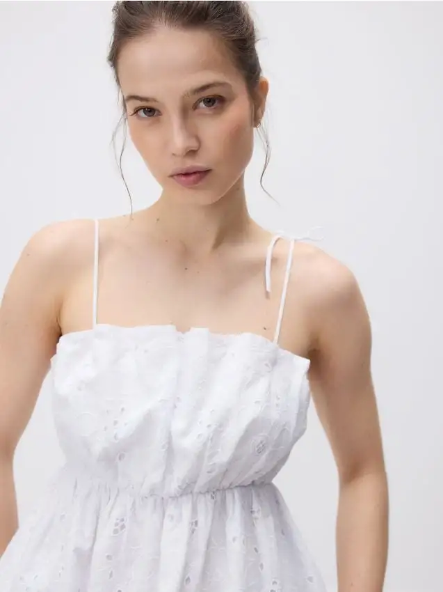 Top traforato con spalline Colore bianco