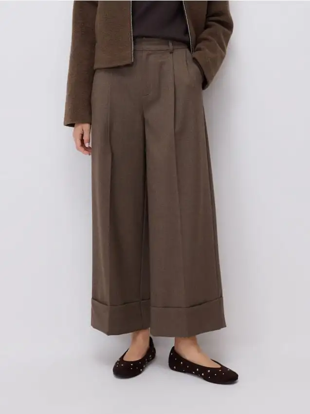 Pantaloni con orlo rivoltato Colore caffè