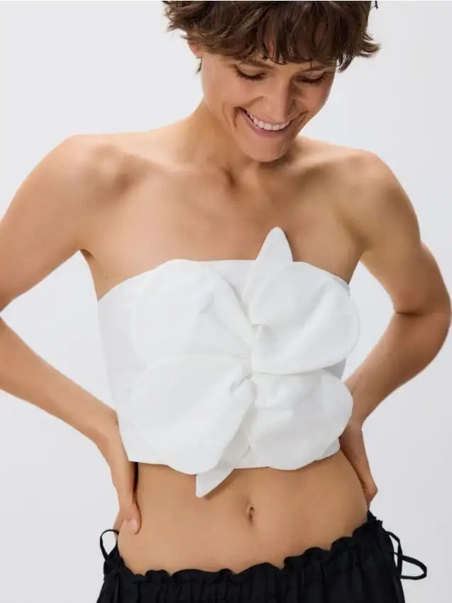 Top con applicazione floreale Colore panna