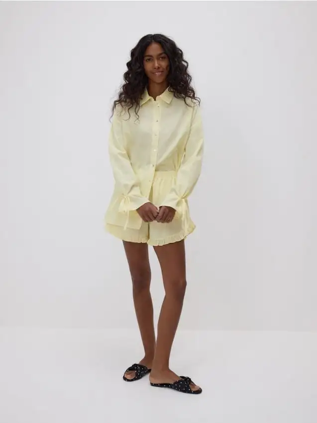 Camicia con lacci ai polsini Colore giallo chiaro