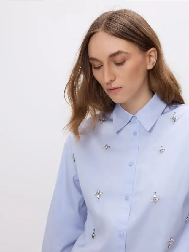 Camicia con applicazioni brillanti Colore azzurro