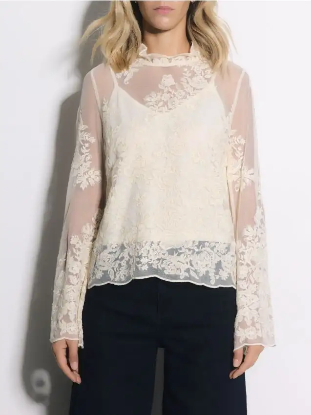 Blusa con ricamo decorativo Colore nude