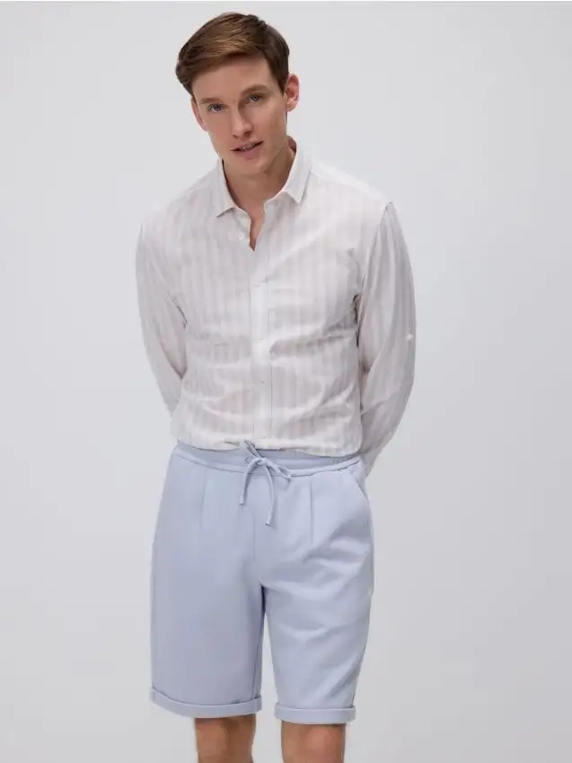 Pantaloncini regular fit Colore blu pallido