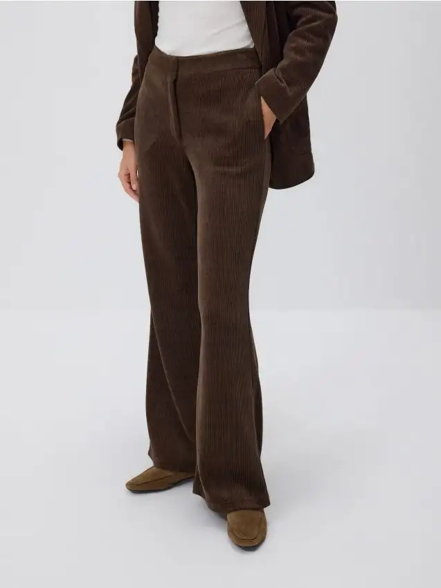 Pantaloni flare di velluto a coste Colore marrone scuro