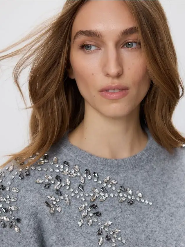 Maglione con applicazioni decorative Colore grigio chiaro