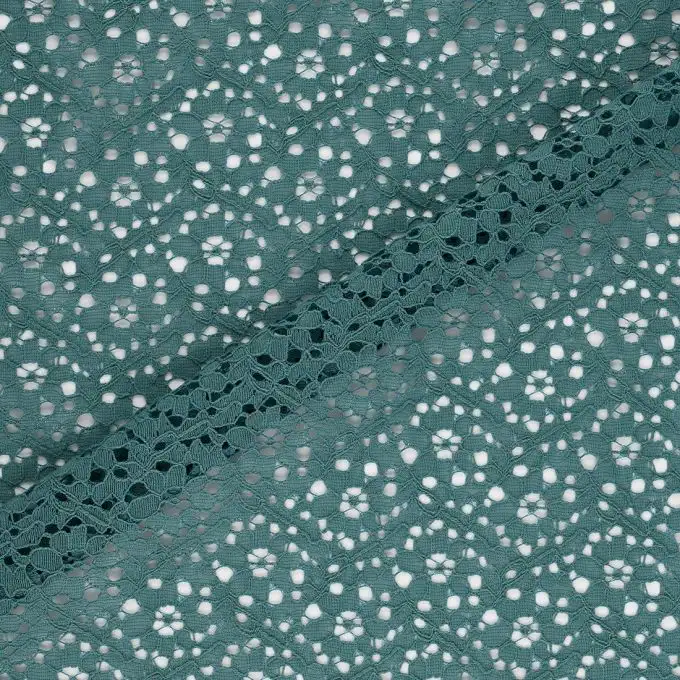 Tessuto ricamato fiori blu pavone