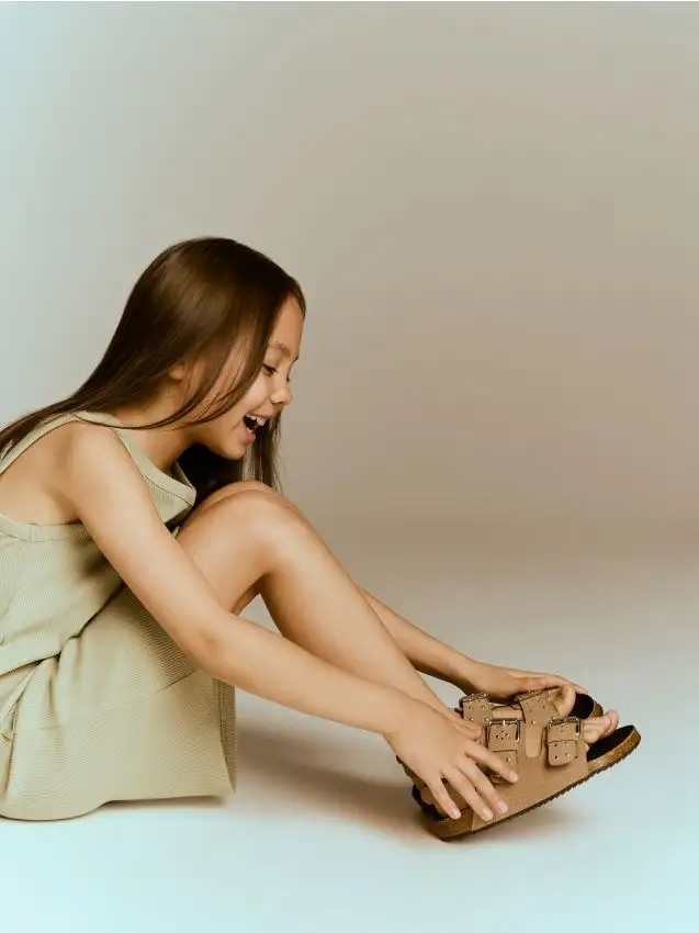 Sandali in camoscio sintetico Colore marrone scuro