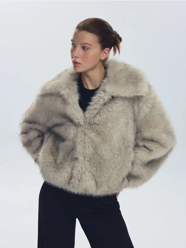 Pelliccia sintetica con colletto Colore grigio chiaro