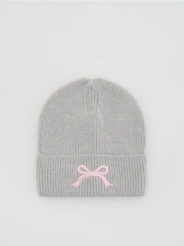 Cappello con visiera e ricamo Colore grigio chiaro