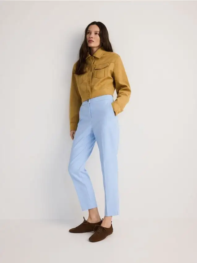 Pantaloni slim con piega stirata Colore blu pallido