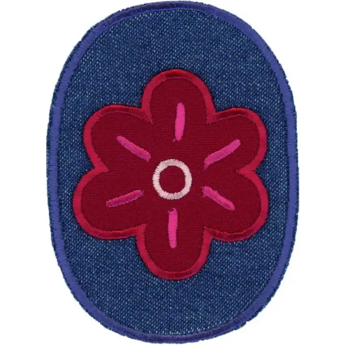 Distintivo fiore su fondo jeans