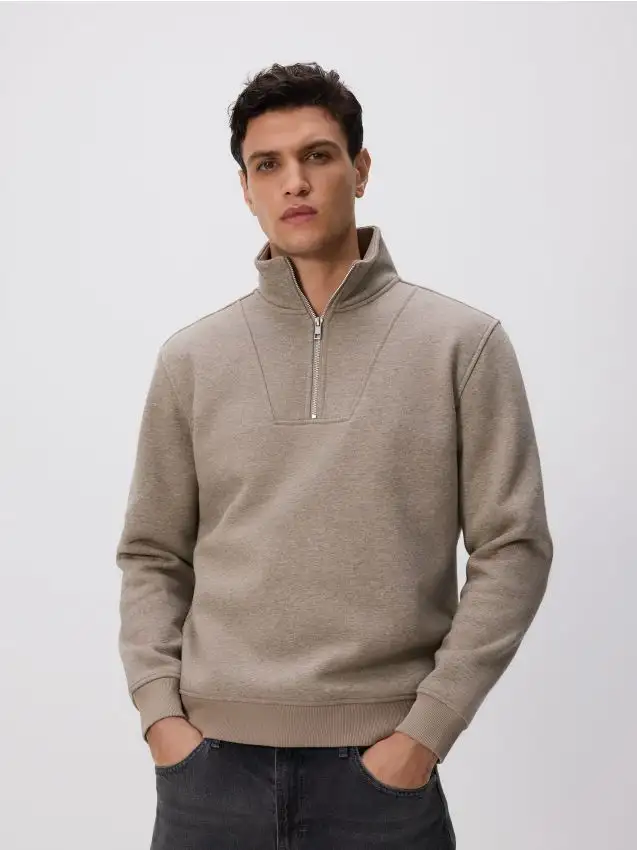 Felpa tinta unita con collo alto Colore marrone polveroso