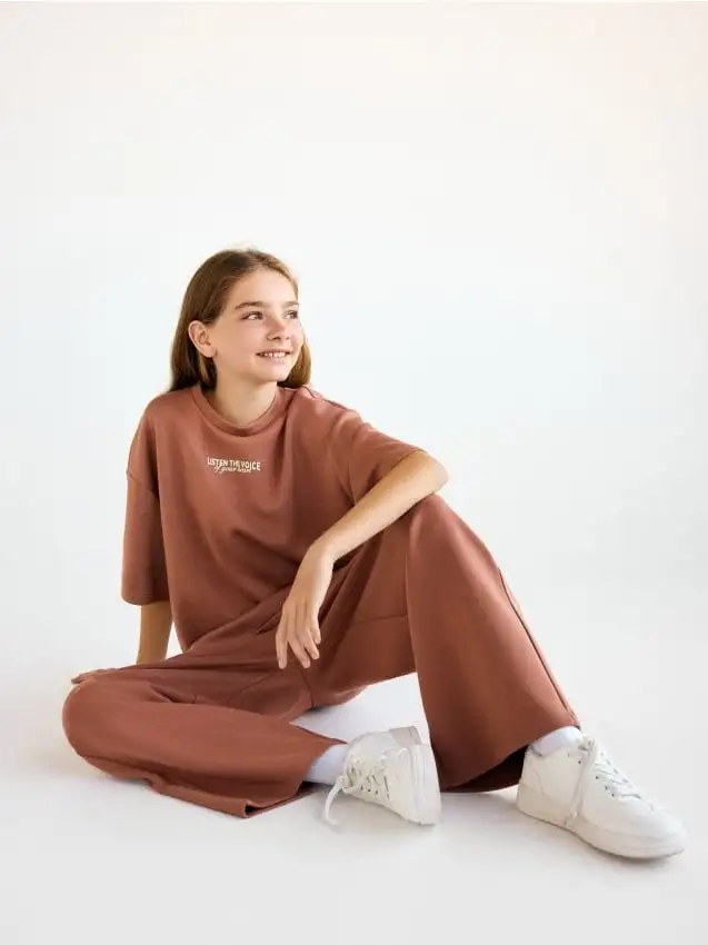 Camiseta con bordado Colore caffè