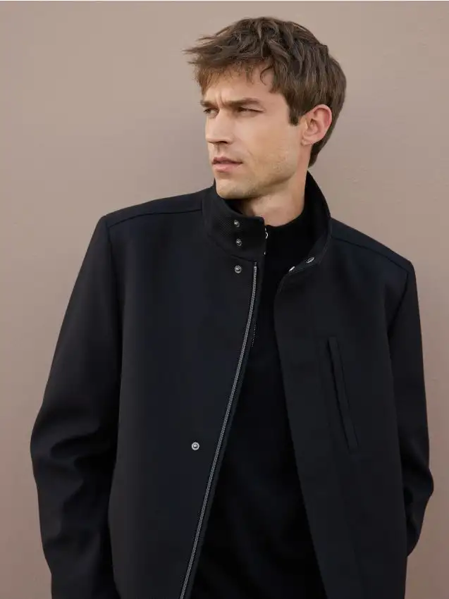 Cappotto corto con collo alto Colore nero