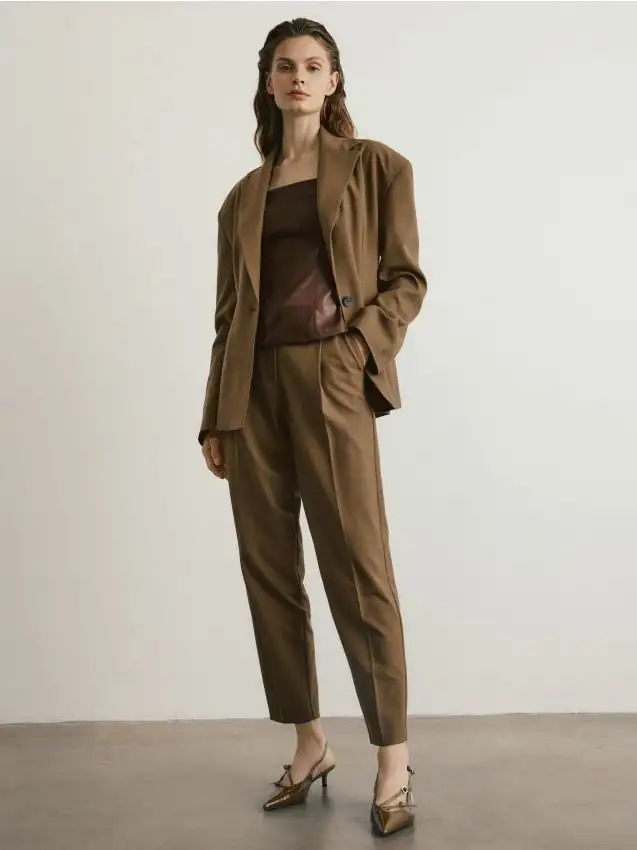 Pantaloni a sigaretta con cintura Colore verde oliva caldo