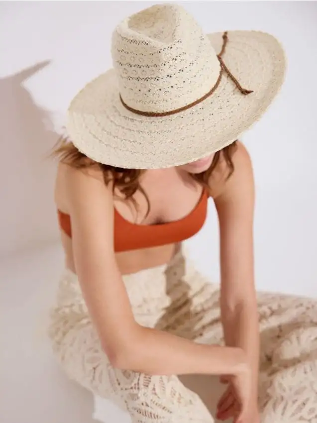 Cappello con cinturino intrecciato Colore nude