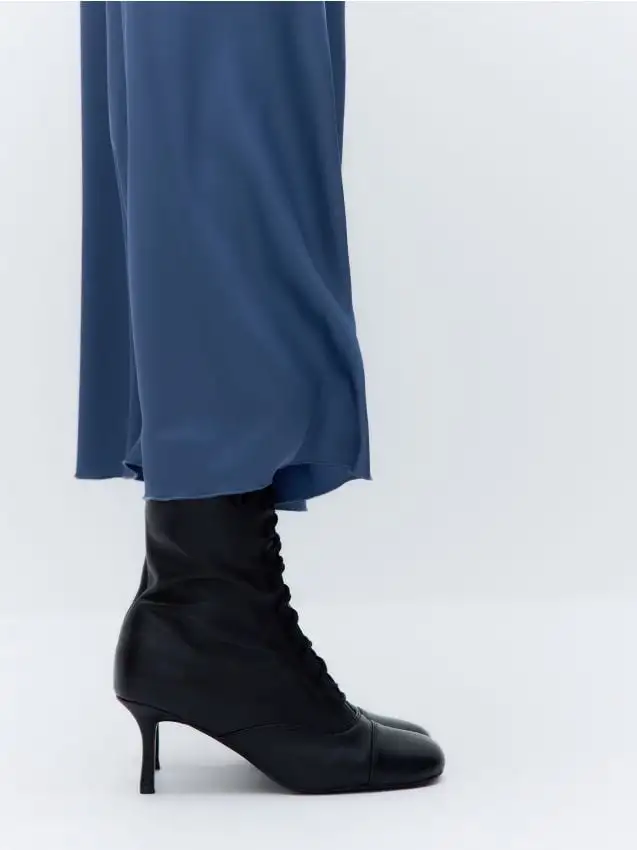 Stivaletti in pelle con tacco Colore nero