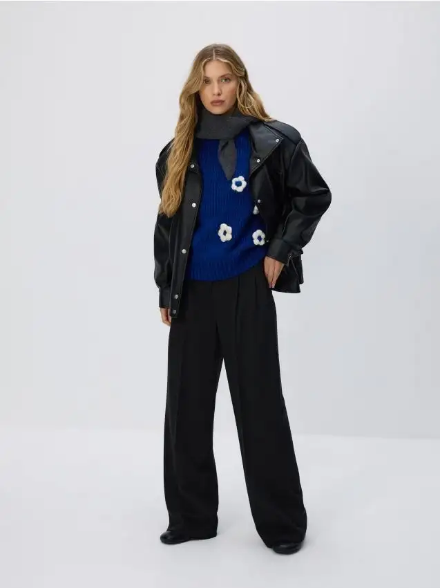 Maglione con applicazione floreale Colore blu scuro