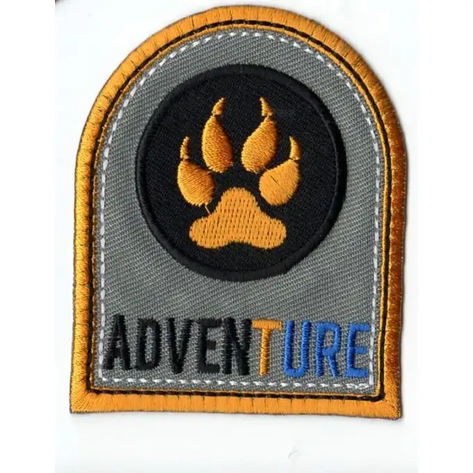 Distintivo avventura arancione e blu