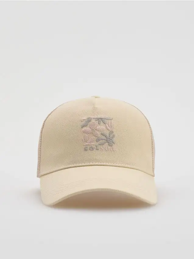 Cappello con visiera e ricamo Colore grano