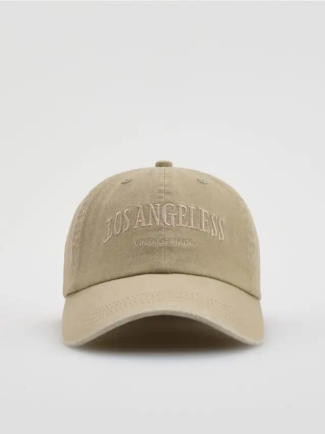 Cappello con visiera e ricamo Colore verde oliva chiaro