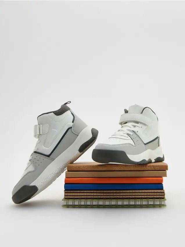 Sneaker con chiusura in velcro Colore grigio chiaro