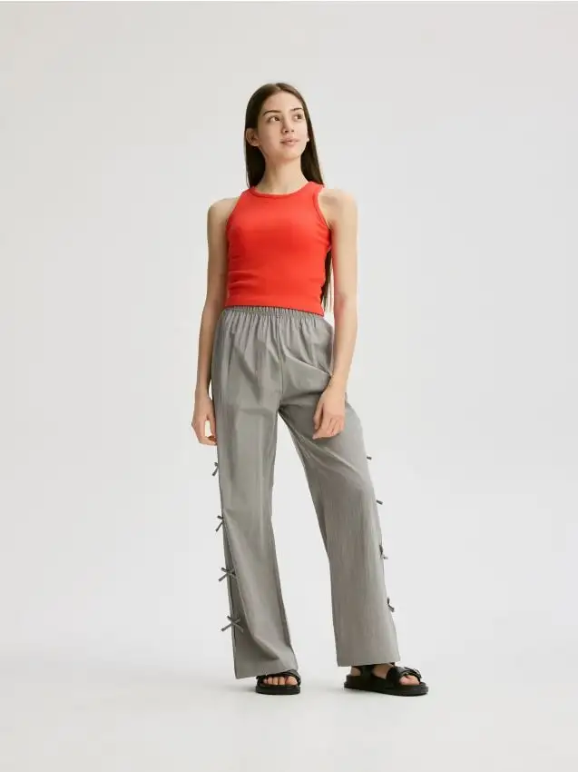 Pantaloni con lacci alle gambe Colore grigio scuro