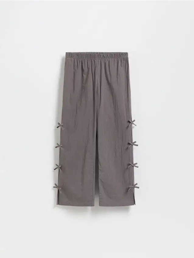 Pantaloni con lacci alle gambe Colore nero