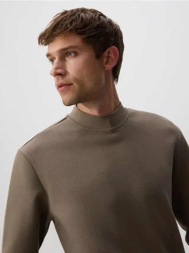 Felpa con collo rialzato Colore beige