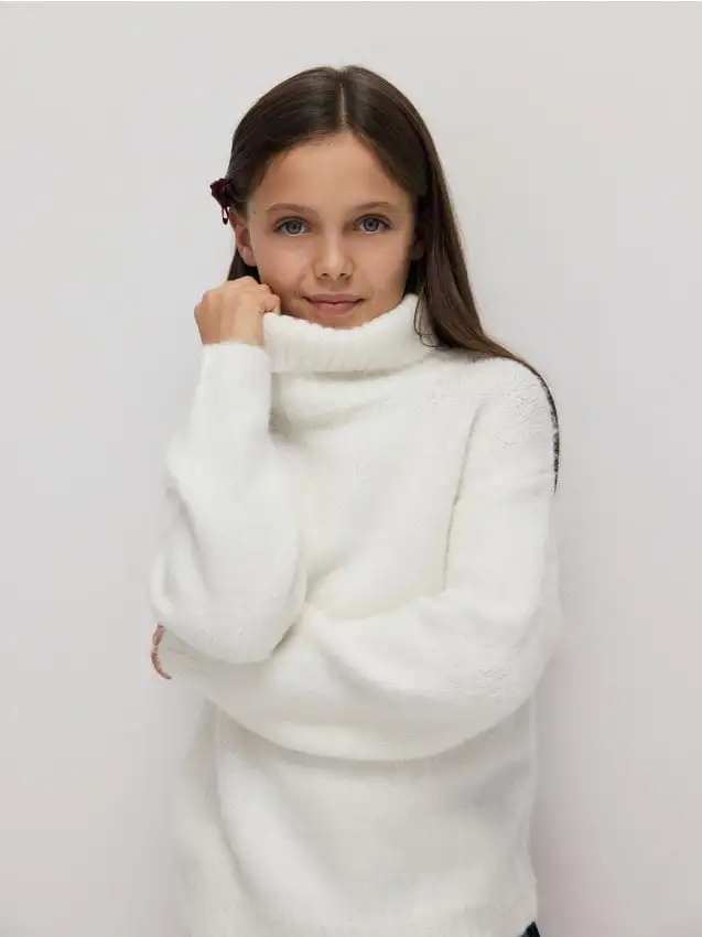 Maglione semplice con collo arrotolato Colore panna