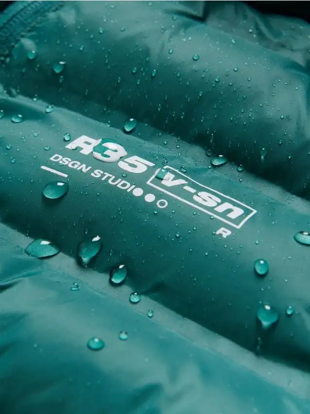 Giaccone trapuntato con cappuccio Colore verde petrolio