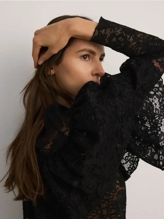 Blusa con volant in pizzo Colore nero